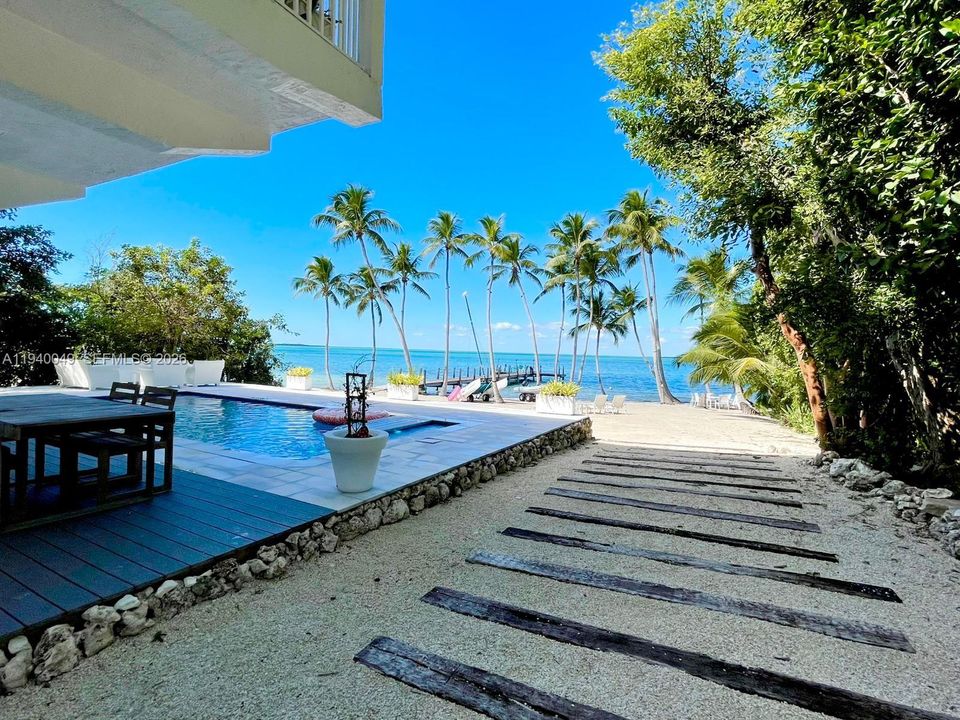 出租: $18,000 (4 贝兹, 4 浴室, 2300 平方英尺)