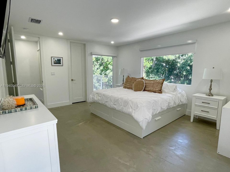 出租: $18,000 (4 贝兹, 4 浴室, 2300 平方英尺)