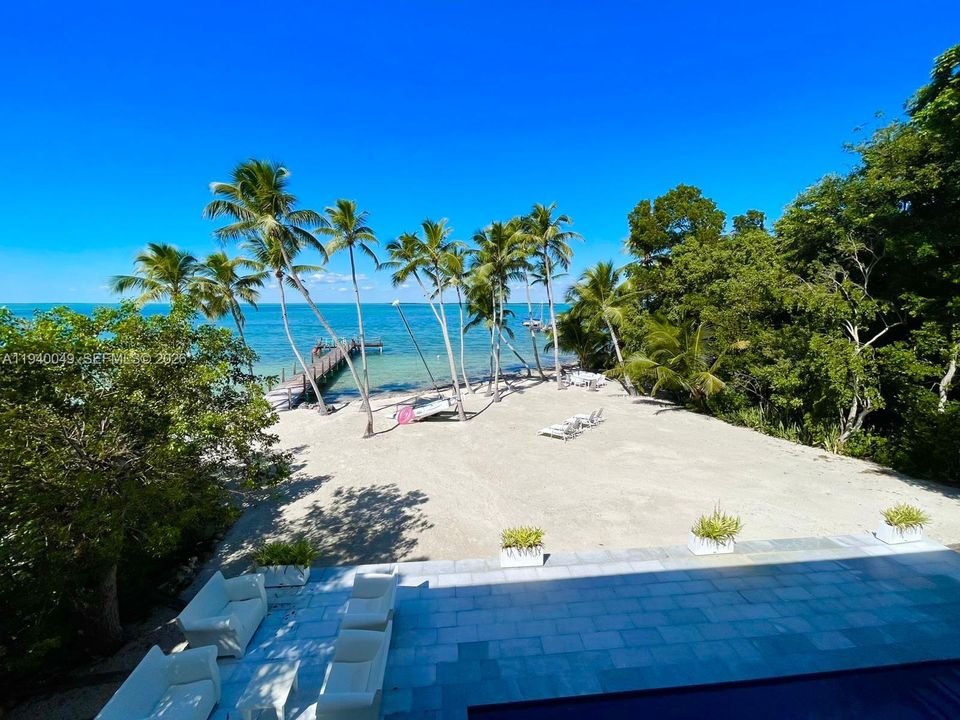 出租: $18,000 (4 贝兹, 4 浴室, 2300 平方英尺)