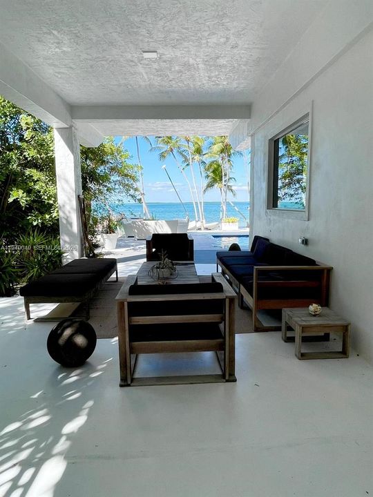 出租: $18,000 (4 贝兹, 4 浴室, 2300 平方英尺)