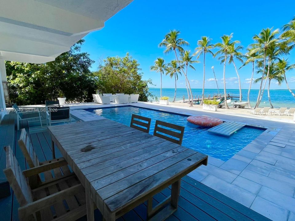 出租: $18,000 (4 贝兹, 4 浴室, 2300 平方英尺)