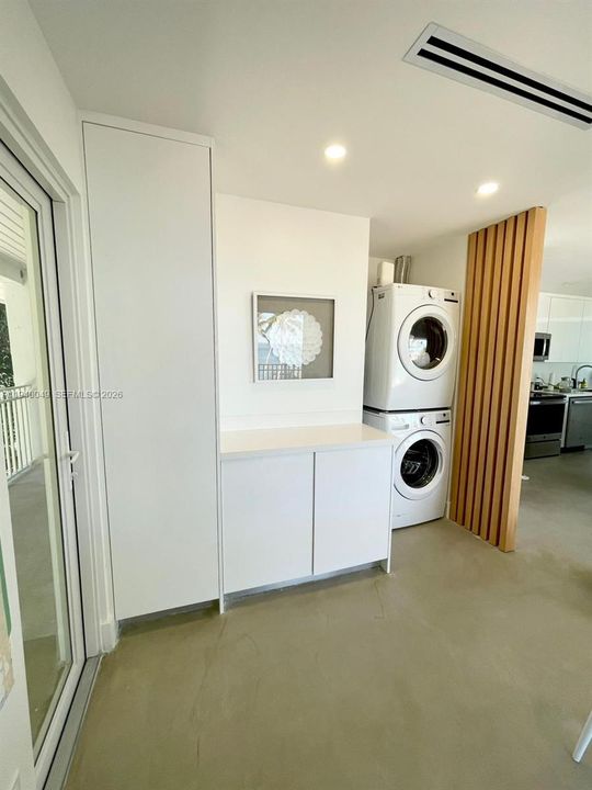 出租: $18,000 (4 贝兹, 4 浴室, 2300 平方英尺)