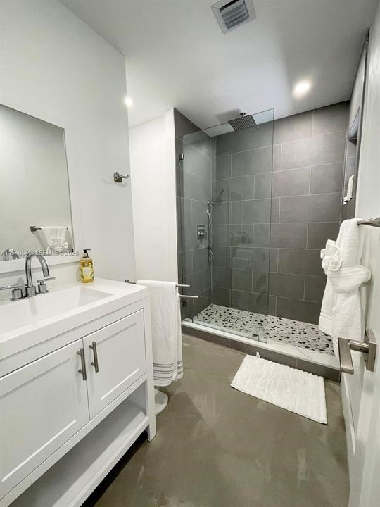 出租: $18,000 (4 贝兹, 4 浴室, 2300 平方英尺)