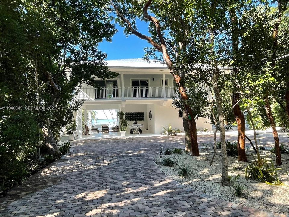 出租: $18,000 (4 贝兹, 4 浴室, 2300 平方英尺)