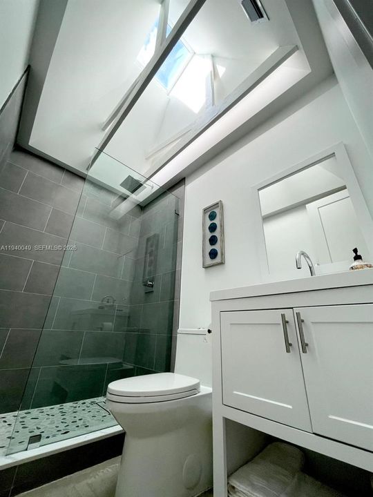 出租: $18,000 (4 贝兹, 4 浴室, 2300 平方英尺)