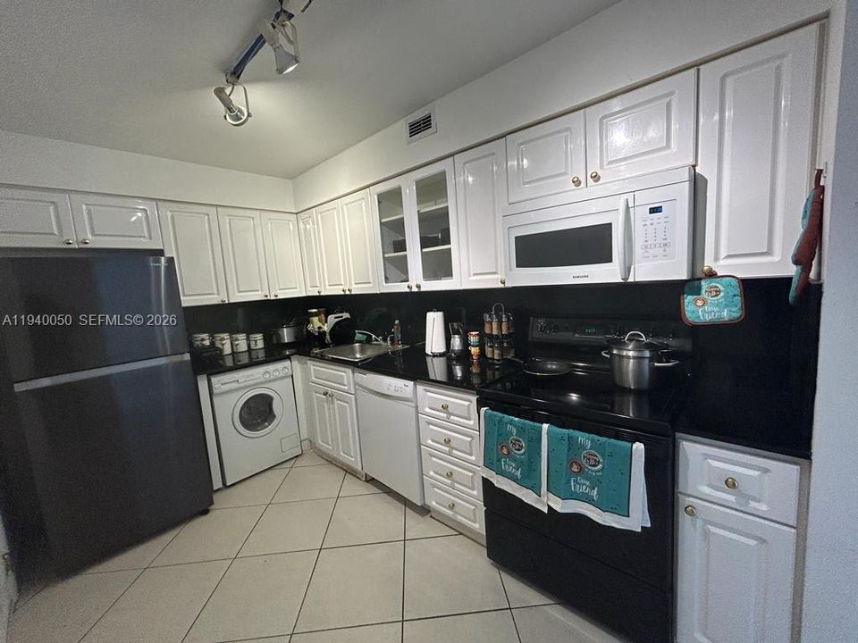 В аренду: $2,550 (1 спален, 1 ванн, 910 Квадратных фут)