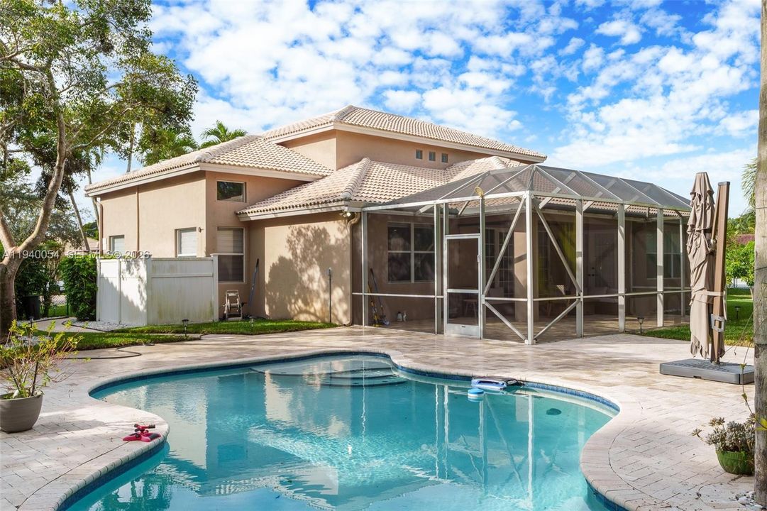 For Sale: $840,000 (4 beds, 2 baths, 2556 Square Feet)