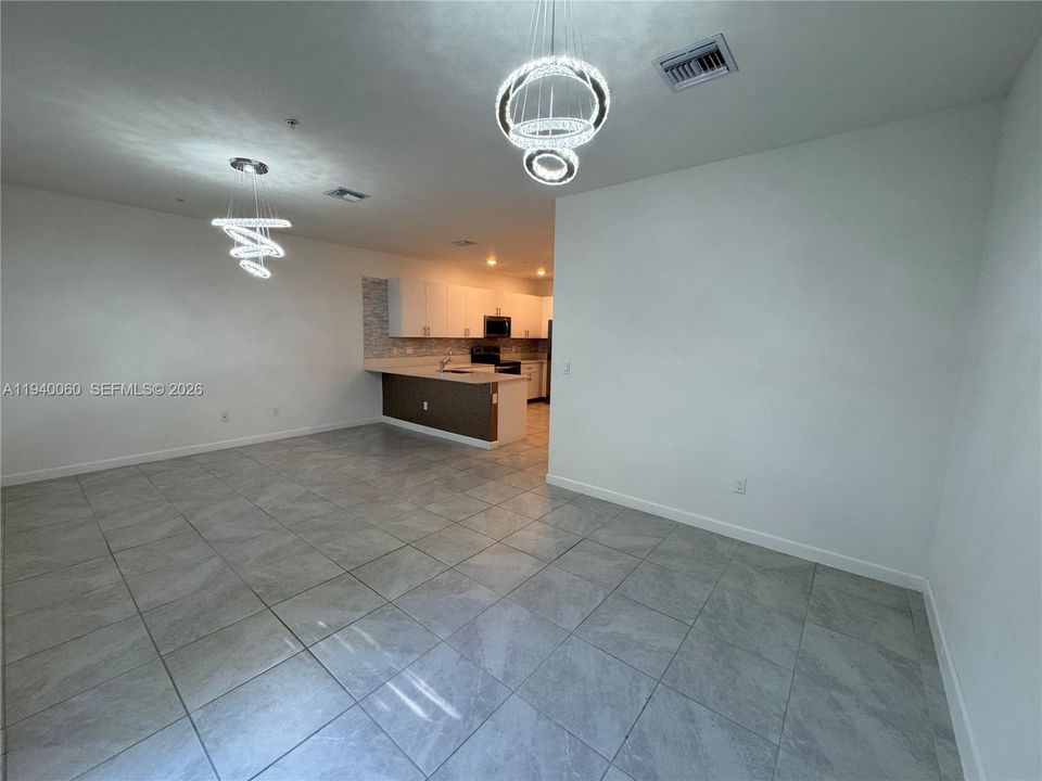 出租: $3,699 (4 贝兹, 2 浴室, 1828 平方英尺)