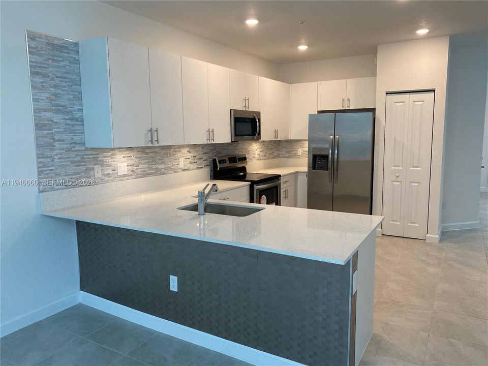 出租: $3,699 (4 贝兹, 2 浴室, 1828 平方英尺)