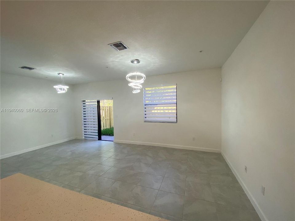 出租: $3,699 (4 贝兹, 2 浴室, 1828 平方英尺)