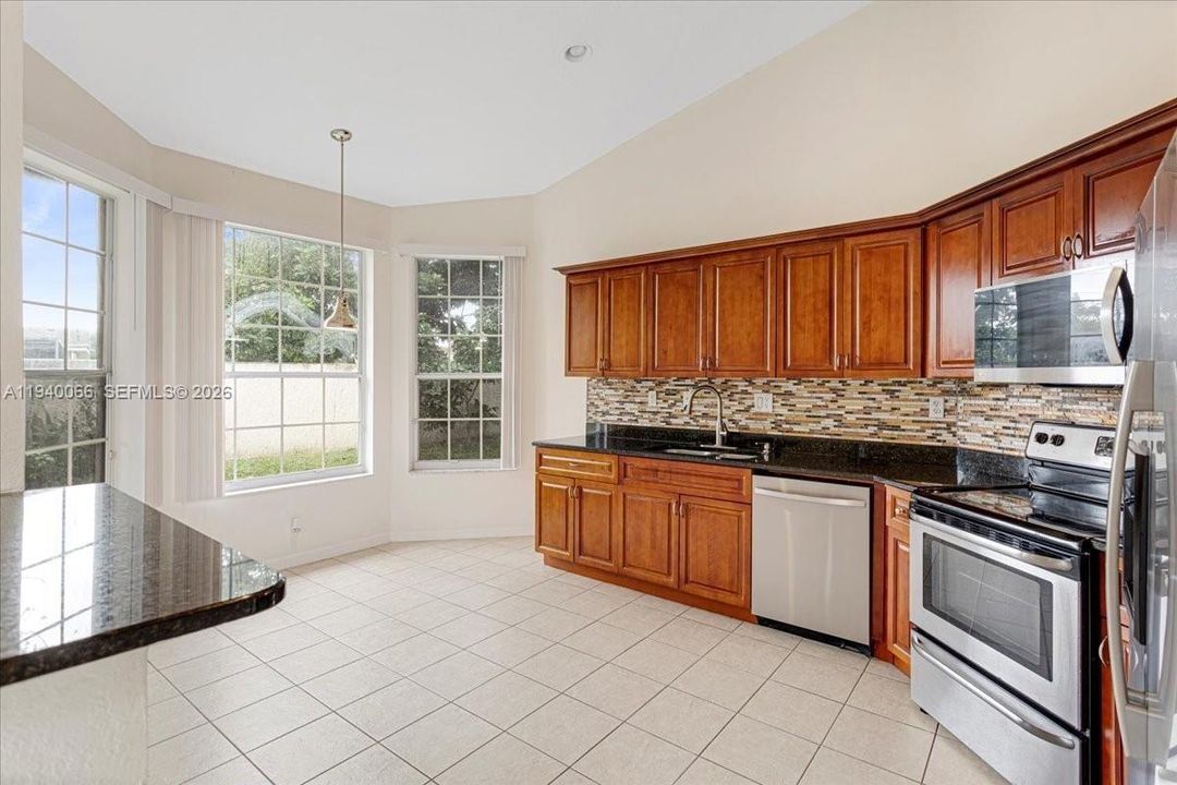 出租: $3,250 (3 贝兹, 2 浴室, 1452 平方英尺)