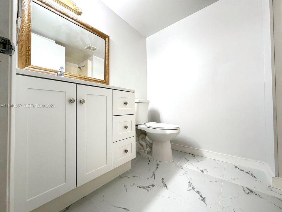 На продажу: $325,000 (2 спален, 2 ванн, 1000 Квадратных фут)