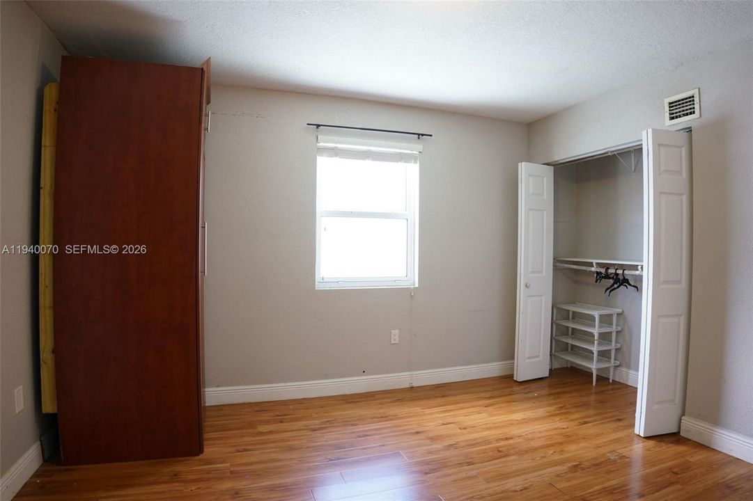 For Rent: $1,700 (1 beds, 1 baths, 2679 Square Feet)