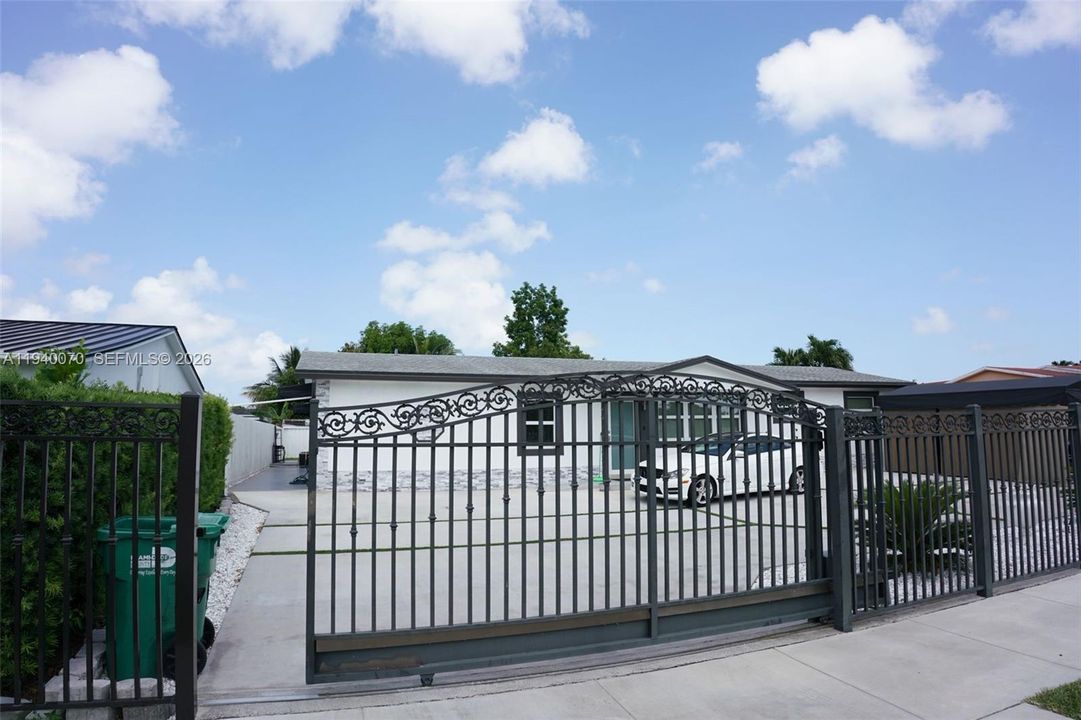 For Rent: $1,700 (1 beds, 1 baths, 2679 Square Feet)