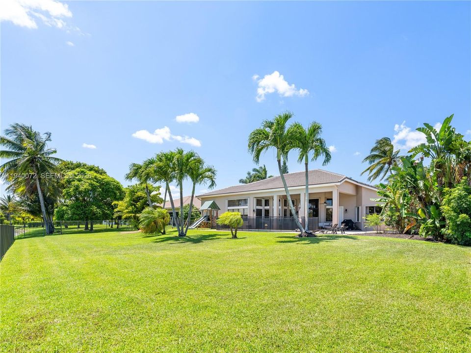 Activo con contrato: $1,995,000 (5 camas, 4 baños, 4225 Pies cuadrados)