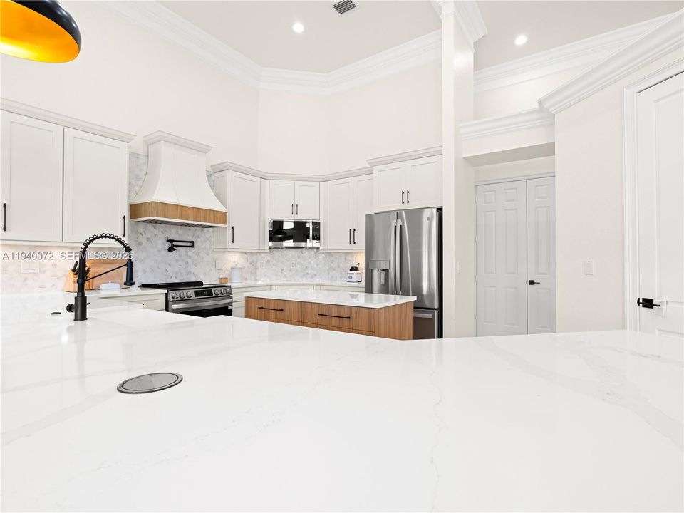 Activo con contrato: $1,995,000 (5 camas, 4 baños, 4225 Pies cuadrados)