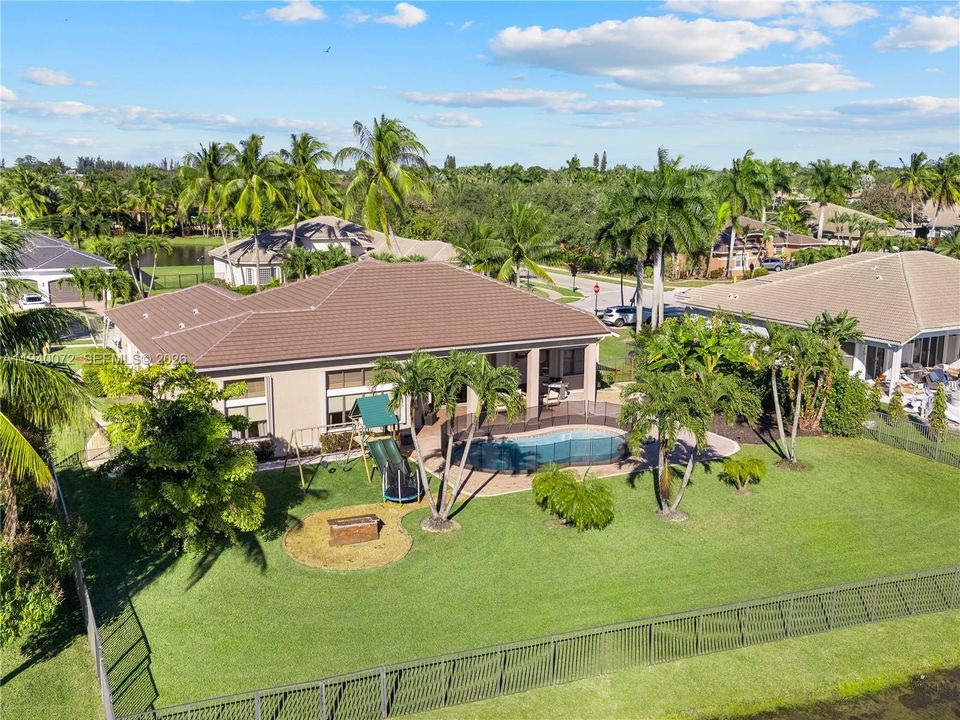 Activo con contrato: $1,995,000 (5 camas, 4 baños, 4225 Pies cuadrados)