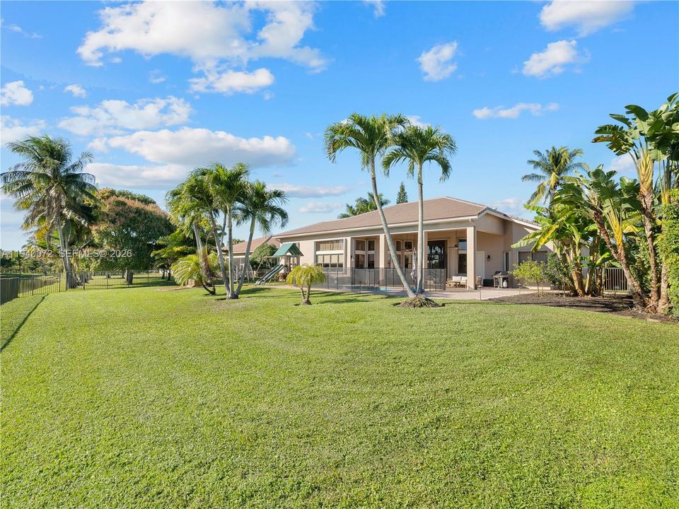 Activo con contrato: $1,995,000 (5 camas, 4 baños, 4225 Pies cuadrados)