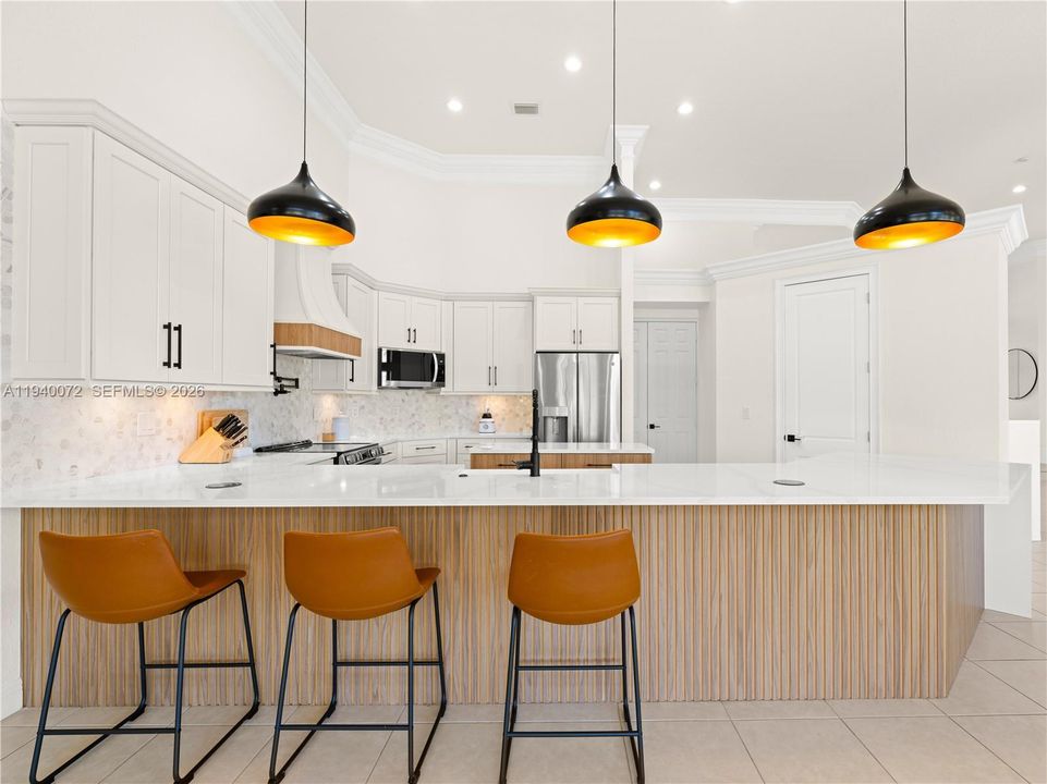 Activo con contrato: $1,995,000 (5 camas, 4 baños, 4225 Pies cuadrados)