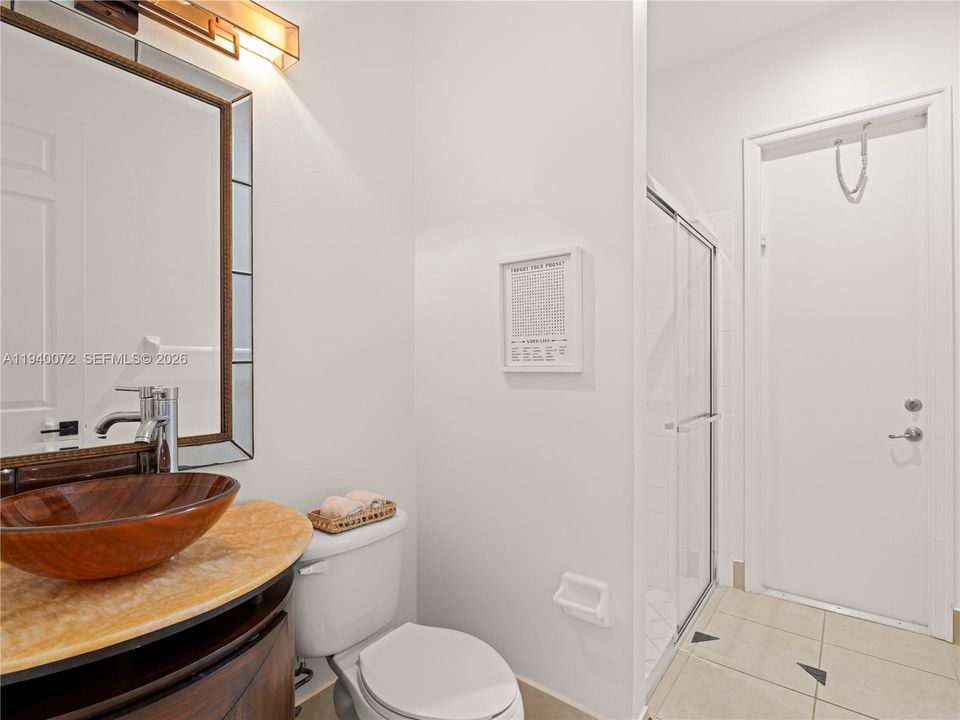 Activo con contrato: $1,995,000 (5 camas, 4 baños, 4225 Pies cuadrados)