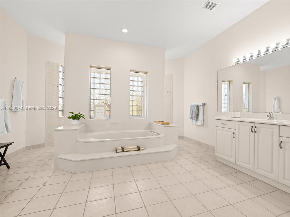 Activo con contrato: $1,995,000 (5 camas, 4 baños, 4225 Pies cuadrados)