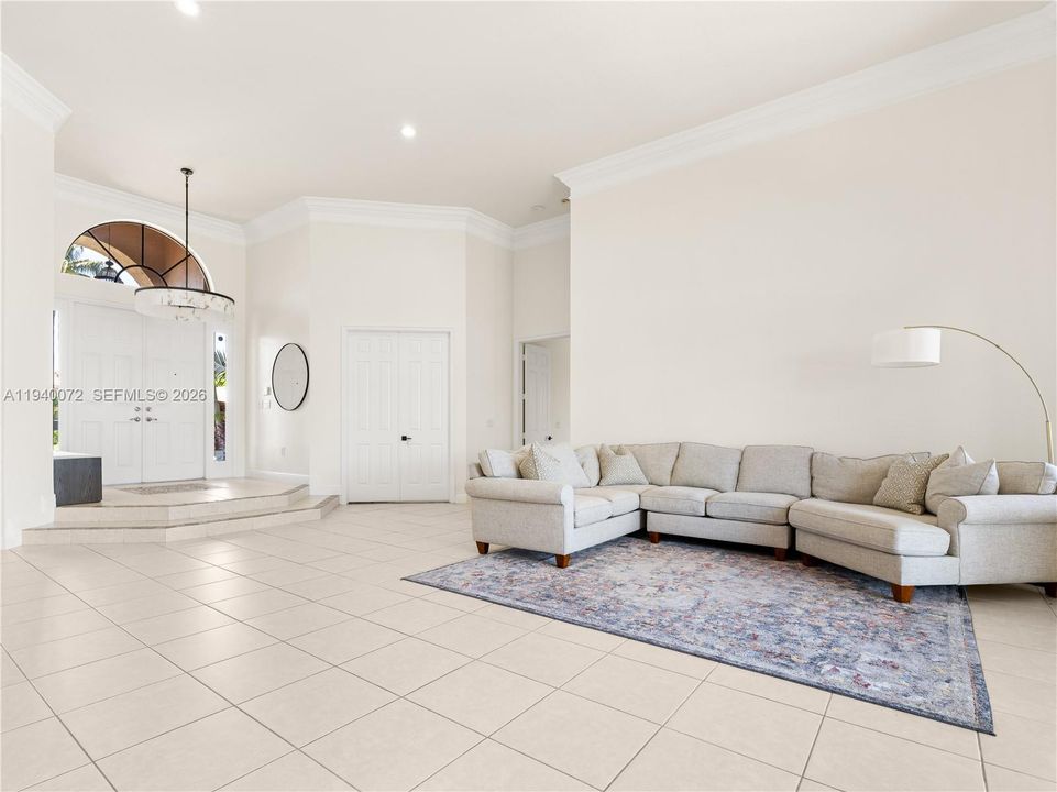 Activo con contrato: $1,995,000 (5 camas, 4 baños, 4225 Pies cuadrados)