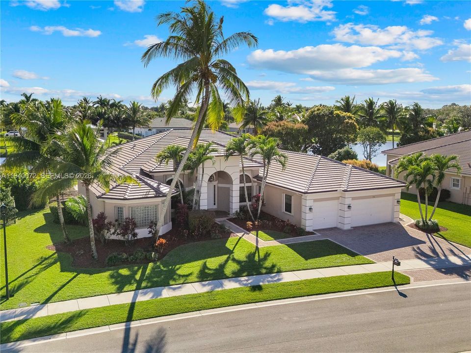 Activo con contrato: $1,995,000 (5 camas, 4 baños, 4225 Pies cuadrados)