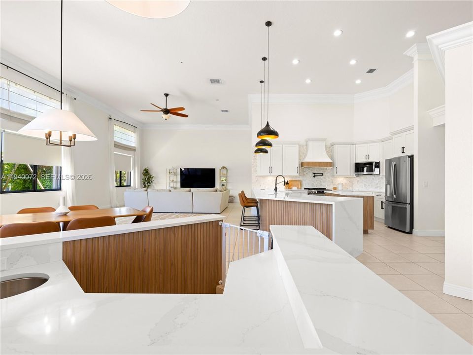 Activo con contrato: $1,995,000 (5 camas, 4 baños, 4225 Pies cuadrados)