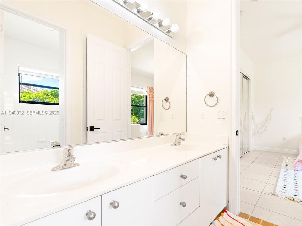 Activo con contrato: $1,995,000 (5 camas, 4 baños, 4225 Pies cuadrados)
