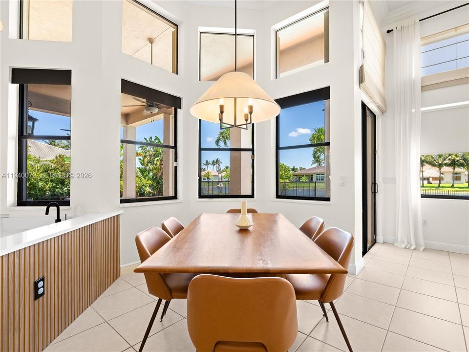 Activo con contrato: $1,995,000 (5 camas, 4 baños, 4225 Pies cuadrados)