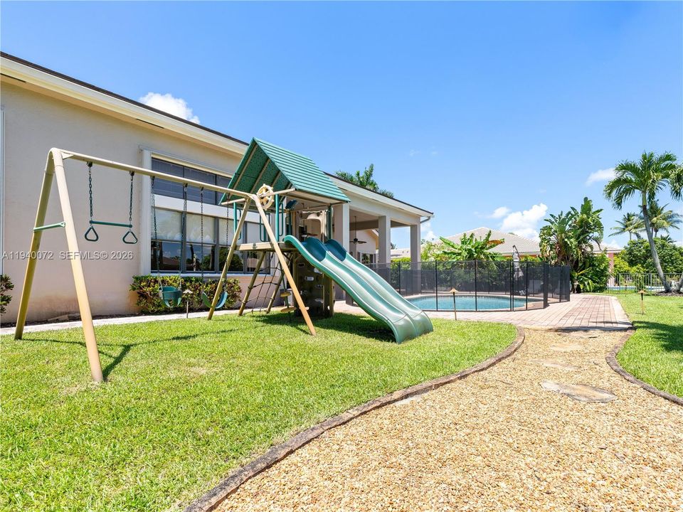Activo con contrato: $1,995,000 (5 camas, 4 baños, 4225 Pies cuadrados)
