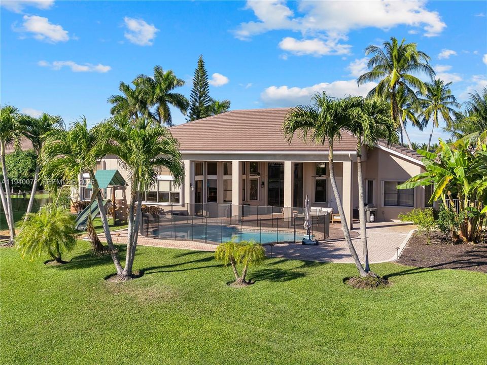 Activo con contrato: $1,995,000 (5 camas, 4 baños, 4225 Pies cuadrados)
