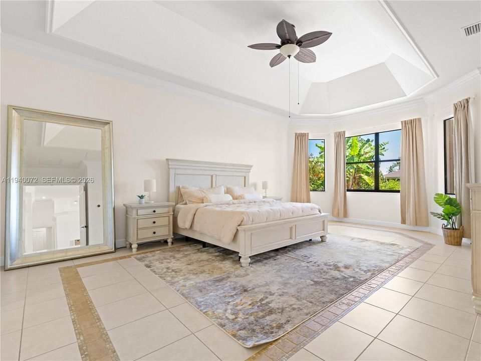 Activo con contrato: $1,995,000 (5 camas, 4 baños, 4225 Pies cuadrados)