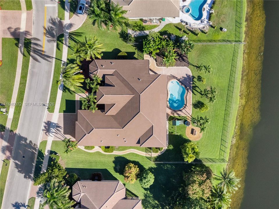 Activo con contrato: $1,995,000 (5 camas, 4 baños, 4225 Pies cuadrados)