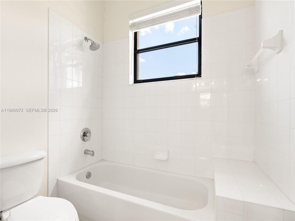 Activo con contrato: $1,995,000 (5 camas, 4 baños, 4225 Pies cuadrados)