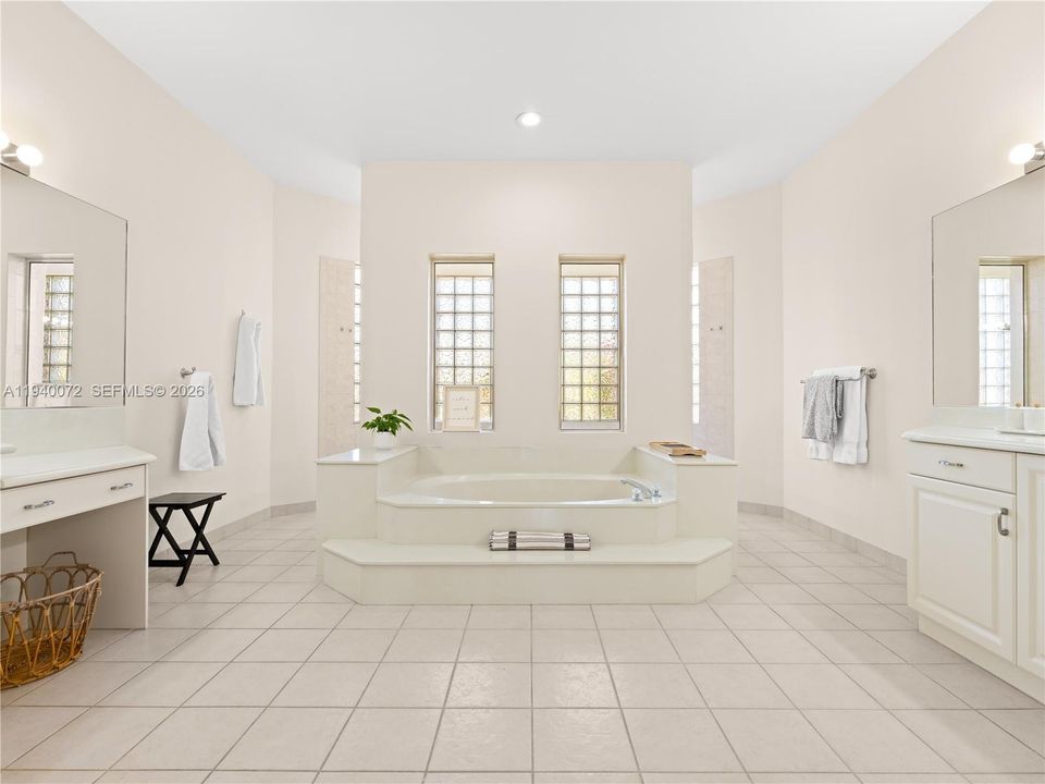 Activo con contrato: $1,995,000 (5 camas, 4 baños, 4225 Pies cuadrados)