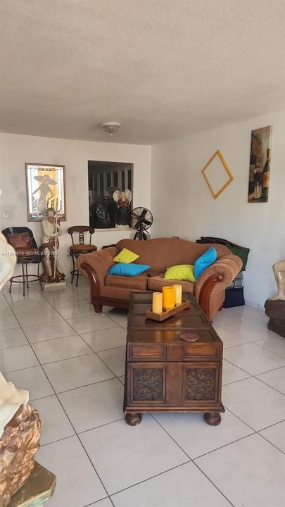 For Sale: $165,000 (1 beds, 1 baths, 801 Square Feet)