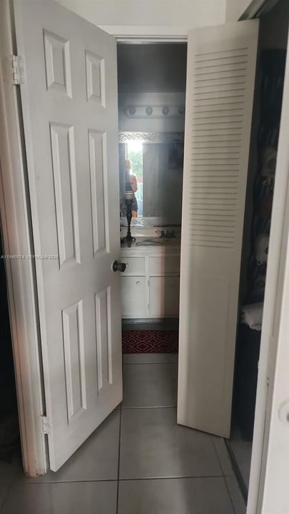 For Sale: $165,000 (1 beds, 1 baths, 801 Square Feet)