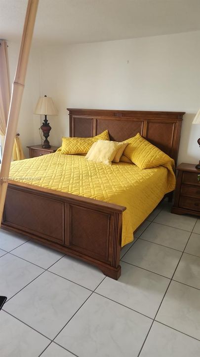 For Sale: $165,000 (1 beds, 1 baths, 801 Square Feet)