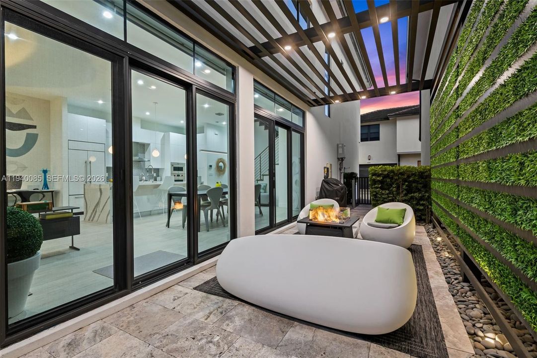 En Venta: $1,149,000 (3 camas, 3 baños, 2257 Pies cuadrados)