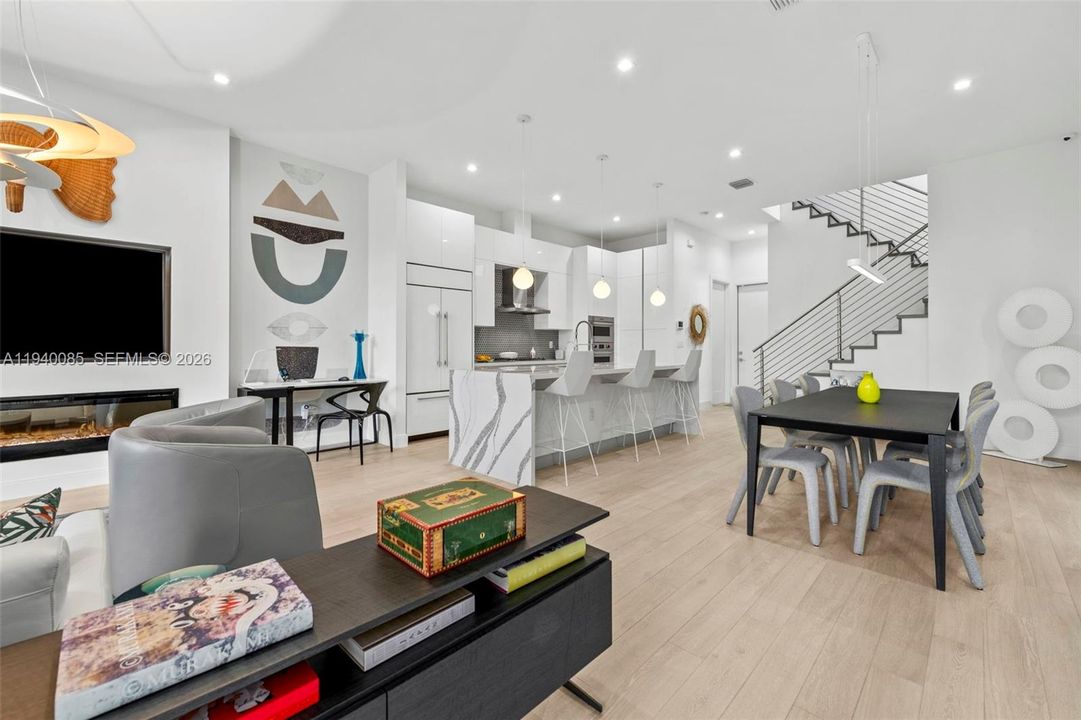 En Venta: $1,149,000 (3 camas, 3 baños, 2257 Pies cuadrados)