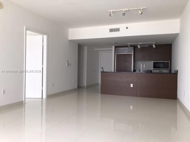 В аренду: $3,300 (1 спален, 1 ванн, 940 Квадратных фут)