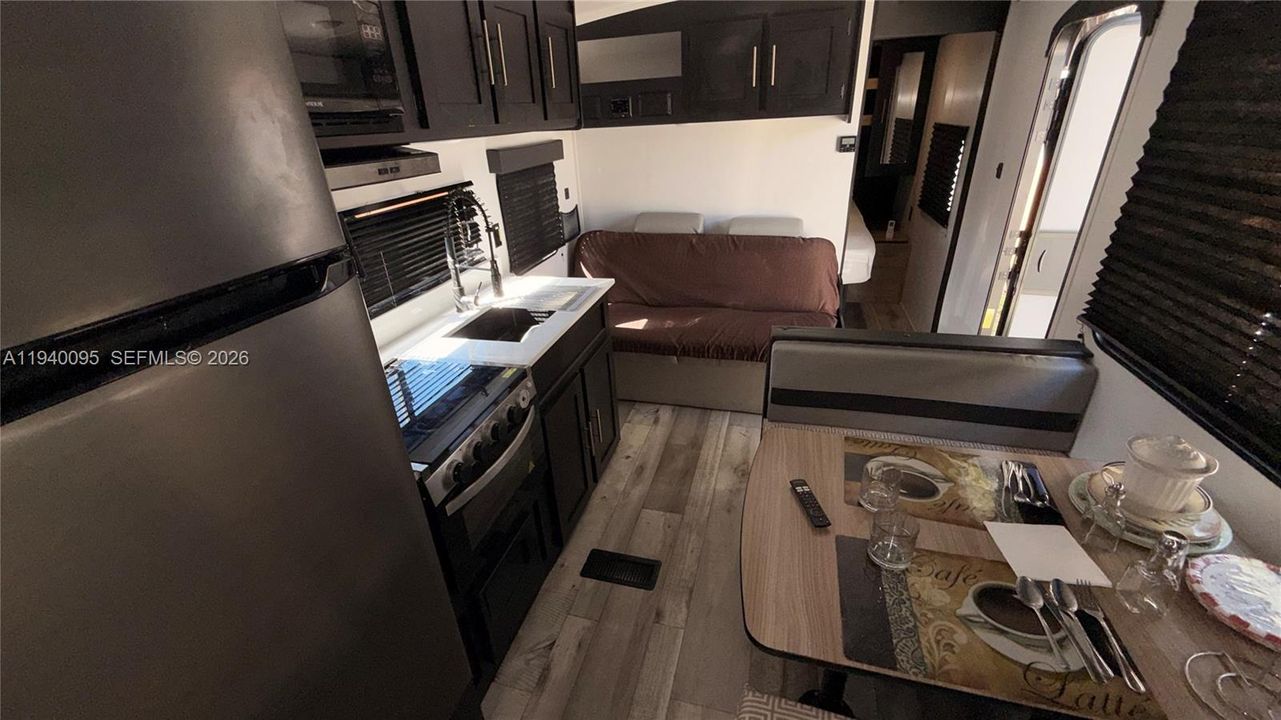 For Rent: $990 (1 beds, 1 baths, 400 Square Feet)