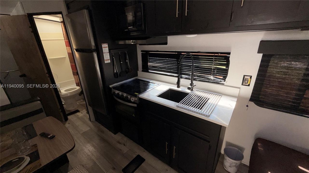 For Rent: $990 (1 beds, 1 baths, 400 Square Feet)