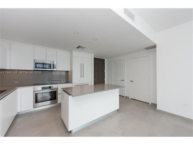 For Rent: $4,750 (1 beds, 1 baths, 976 Square Feet)