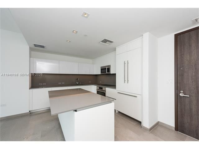 For Rent: $4,750 (1 beds, 1 baths, 976 Square Feet)