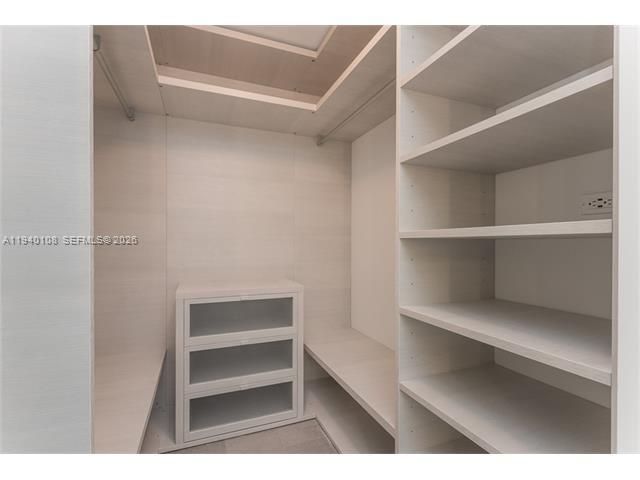 For Rent: $4,750 (1 beds, 1 baths, 976 Square Feet)