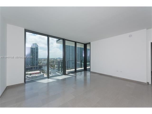 For Rent: $4,750 (1 beds, 1 baths, 976 Square Feet)