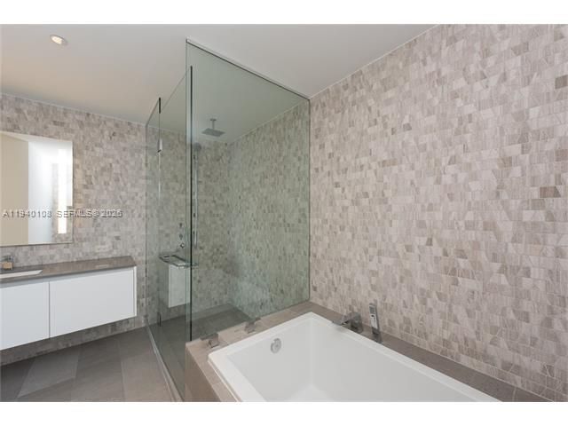 For Rent: $4,750 (1 beds, 1 baths, 976 Square Feet)