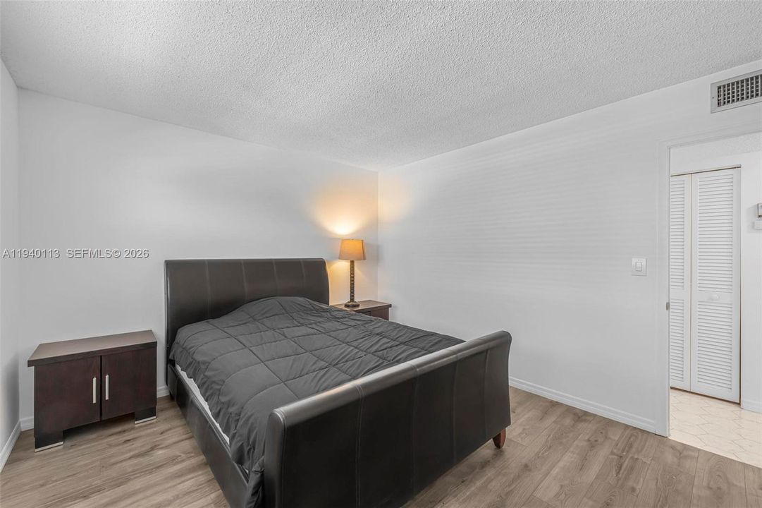 待售: $235,000 (2 贝兹, 2 浴室, 1092 平方英尺)